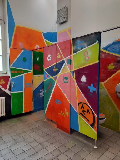 Farbenfrohe Trennwände Bunte Trennwände mit geometrischen Mustern führen zu einer Tür mit der Aufschrift "A PLACE FOR EVERYONE".