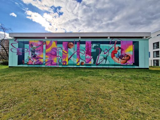 Sporthallenfassade - dynamisch und elegant Außenwand einer Sporthalle mit modernem Wandgemälde von Turnerinnen-Silhouetten mit Bodypositivity.