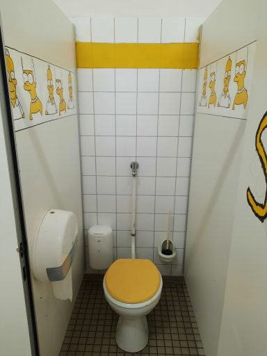 Auf Klo mit den Simpsons Ein Schultoilettenraum der sich dank einer Schülerarbeit den Simpsons widmet.