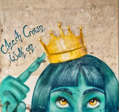 Check Crown, walk on Graffiti-Zeichnung einer blauhaarigen Person mit gelben Augen, auf deren Kopf eine Krone platziert wird.