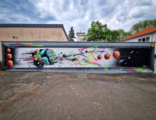 Fassade quer - Musik in Bewegung Modernes Graffiti-Wandbild auf Betonsockel mit Musiknoten, Gitarren-Kontur und bunten Kugeln vor dunklem Hintergrund.