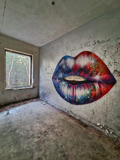 Bunter Mund Farbenfrohes Graffiti von Lippen an einer alten, heruntergekommenen Zimmerwand mit Fenster.